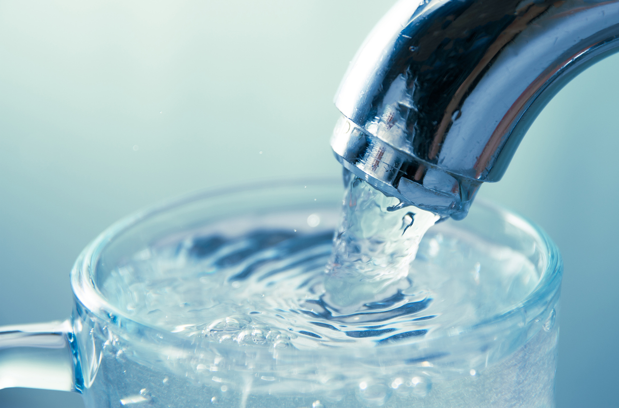 Compacte waterontharder in een lichte bijkeuken